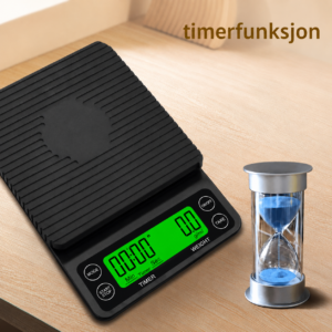 Kaffevekt med timer CX-C07 på kjøkkenbenk ved siden av et timeglass